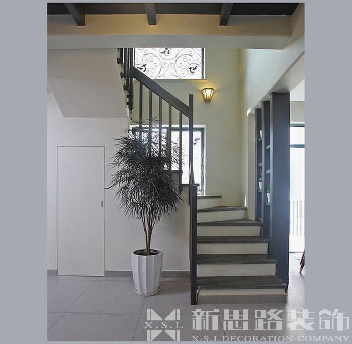 楼梯底部是储藏室